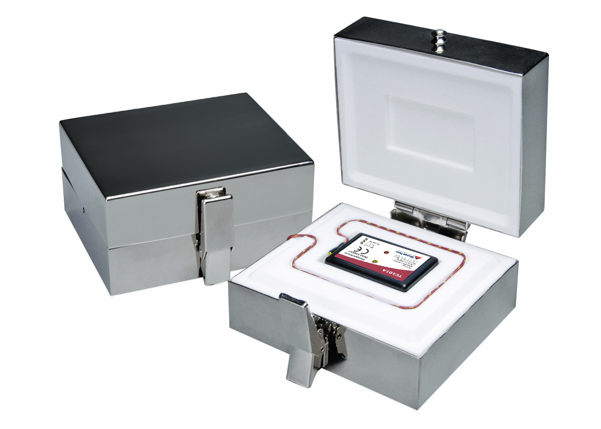 MadgeTech ThermoVault - 단열 케이스를 열어 로거를 넣은 ThermoVault
