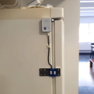 JRI Nano SPY Door contact 도어 접점 무선 로거 - 냉장고 문 옆면에 붙인 로거 본체와 케이블로 연결된 자기식 접점