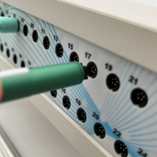 JRI 24-channel calibration bench 교정 벤치 - 프로브가 꽂힌 채널 커넥터와 채널 번호를 가까이에서 본 모습