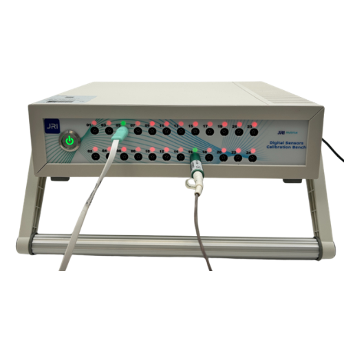 JRI 24-channel calibration bench 교정 벤치 - 프로브를 연결하고 채널 표시등이 켜진 24채널 교정 벤치 전면
