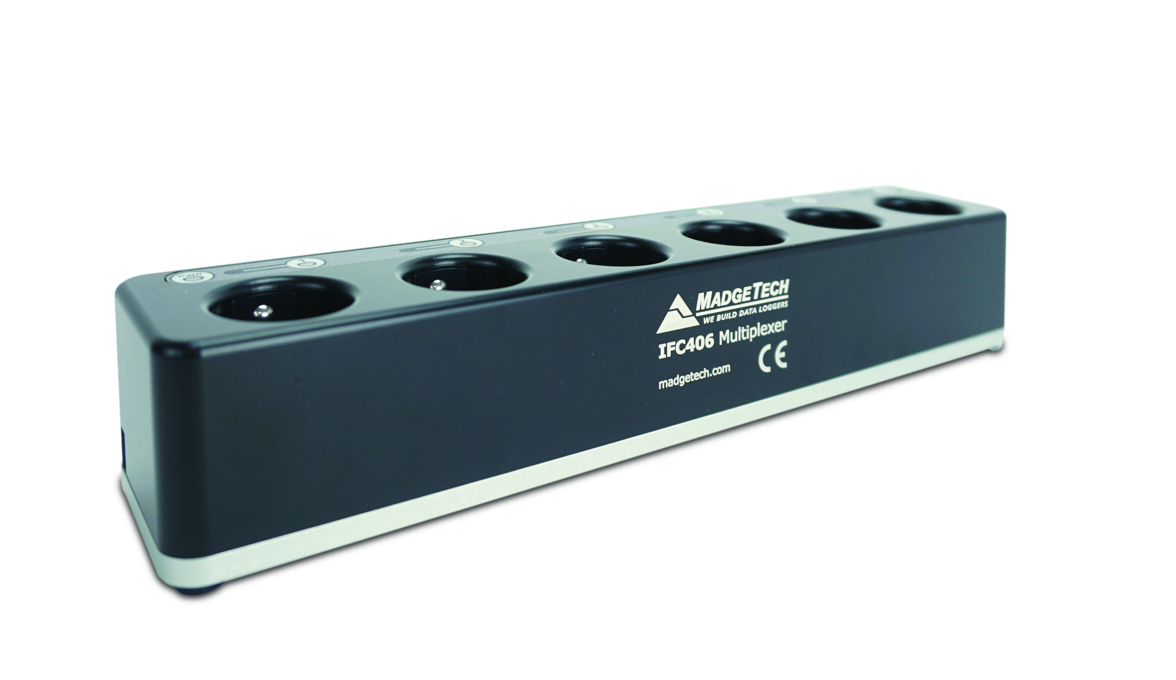 MadgeTech IFC406 인터페이스 - 6포트 본체와 USB 케이블 구성품 단독 사진