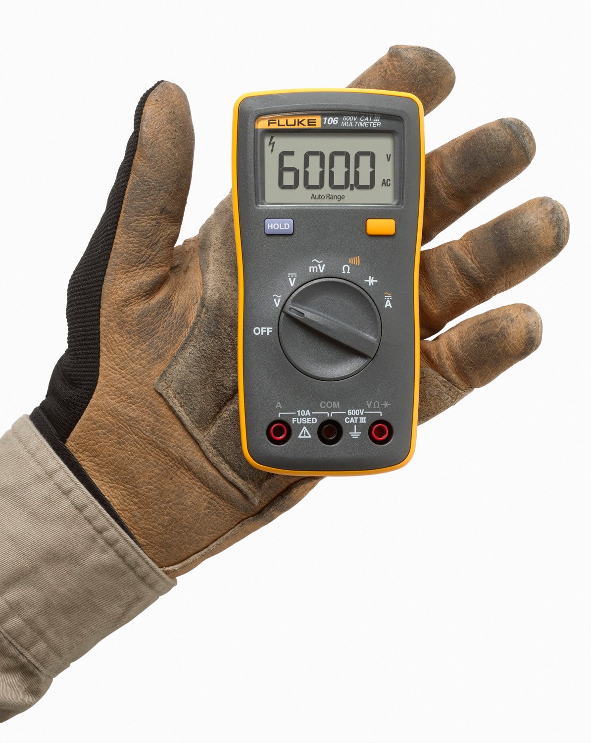 Fluke 106 ESP - 장갑 낀 손으로 멀티미터를 잡고 사용하는 모습