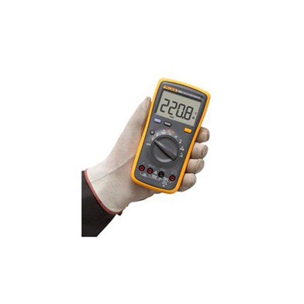 Fluke 15B+ ESP - 장갑 낀 손에 멀티미터를 들고 측정값을 확인하는 모습