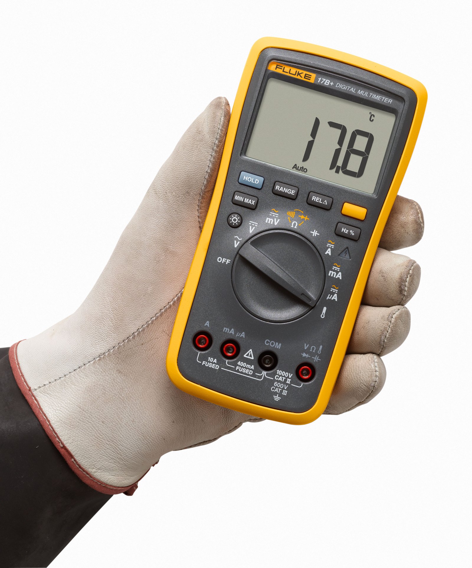 Fluke 17B+ ESP - 장갑 낀 손으로 멀티미터를 잡고 측정하는 모습