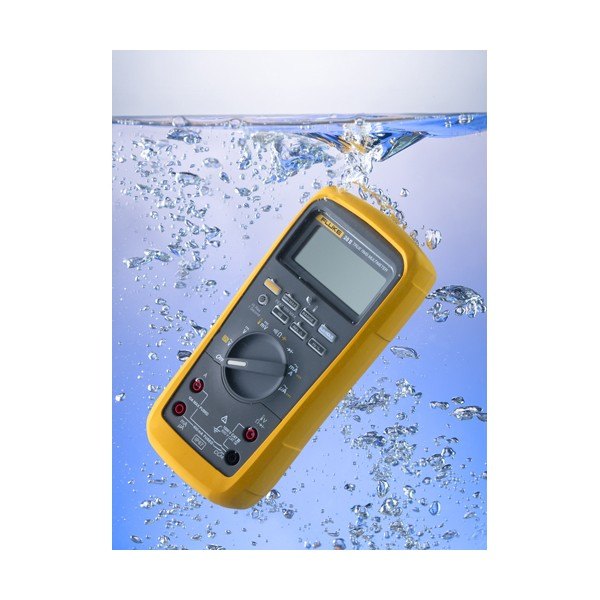 Fluke 28 II - 물속에 잠긴 상태로 표시창이 보이는 멀티미터
