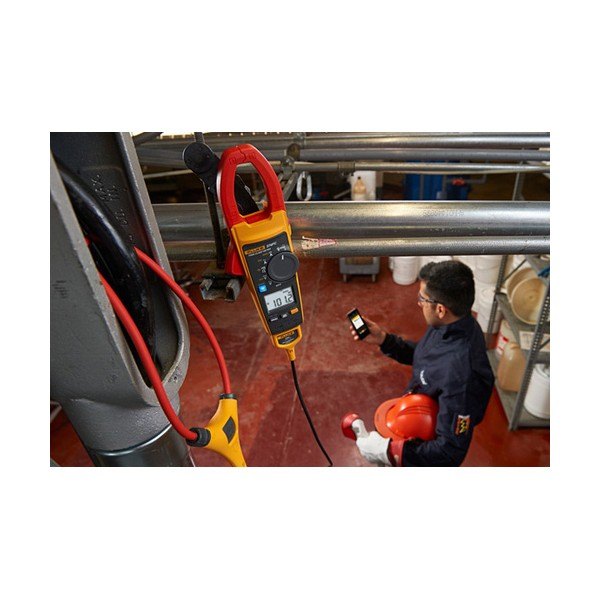 Fluke 376FC - 배관 설비에서 클램프 미터로 측정하는 작업 장면