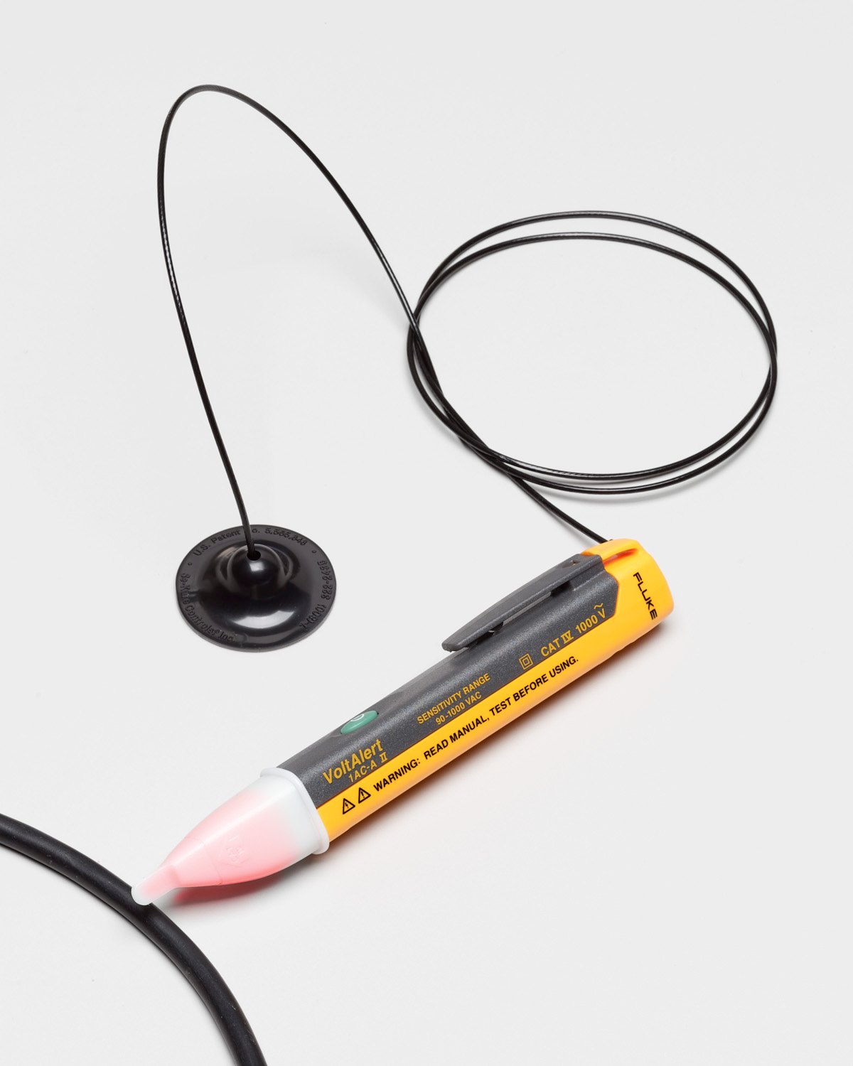 FLUKE 1AC-A1-II - 검전기 펜과 케이블, 원형 센서가 함께 놓인 구성