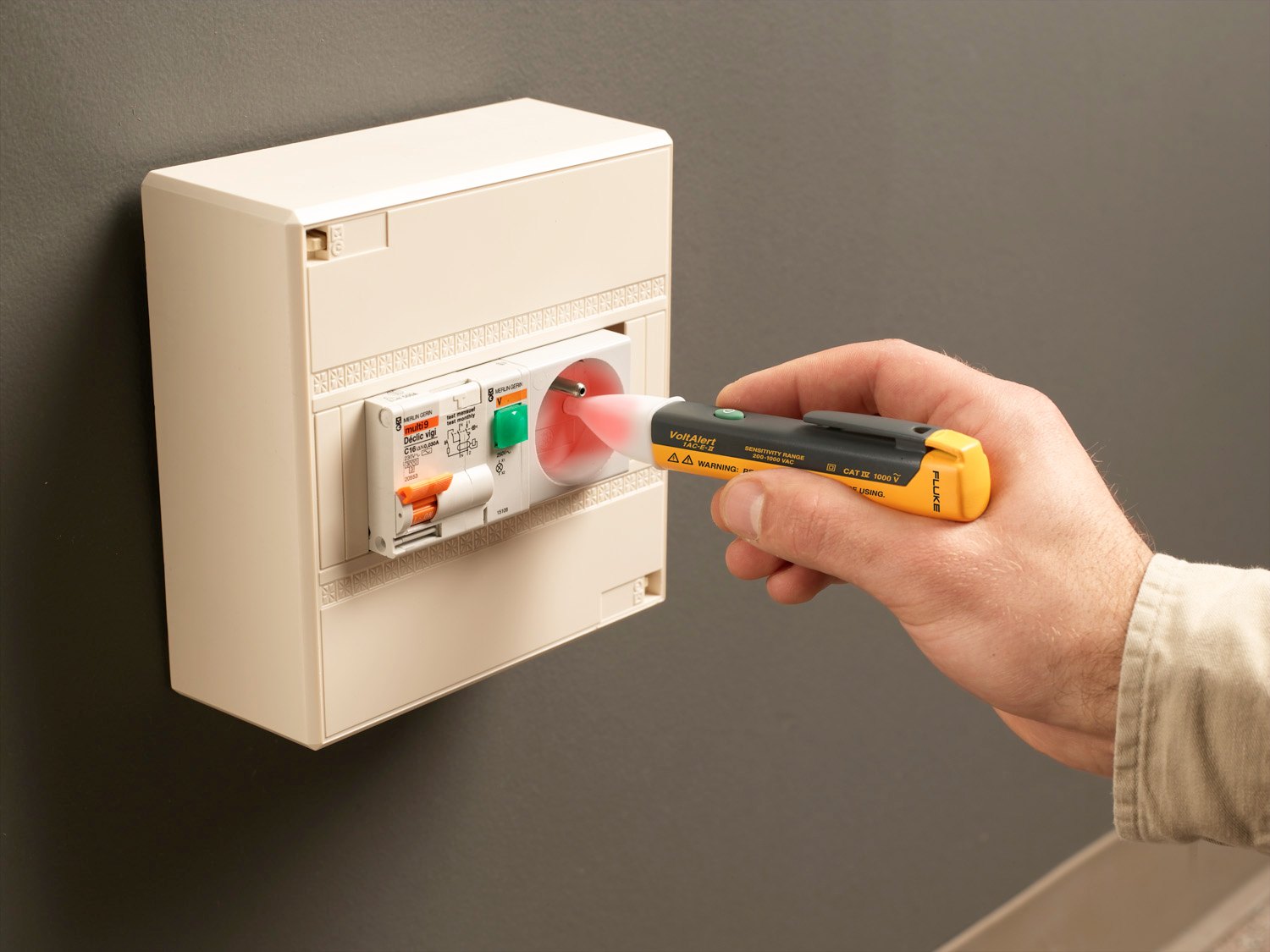 FLUKE 1AC-A1-II - 분전함 차단기 가까이에서 전압을 확인하는 모습