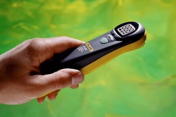 Fluke CO-220 - 손에 쥔 휴대용 측정기의 표시창 모습