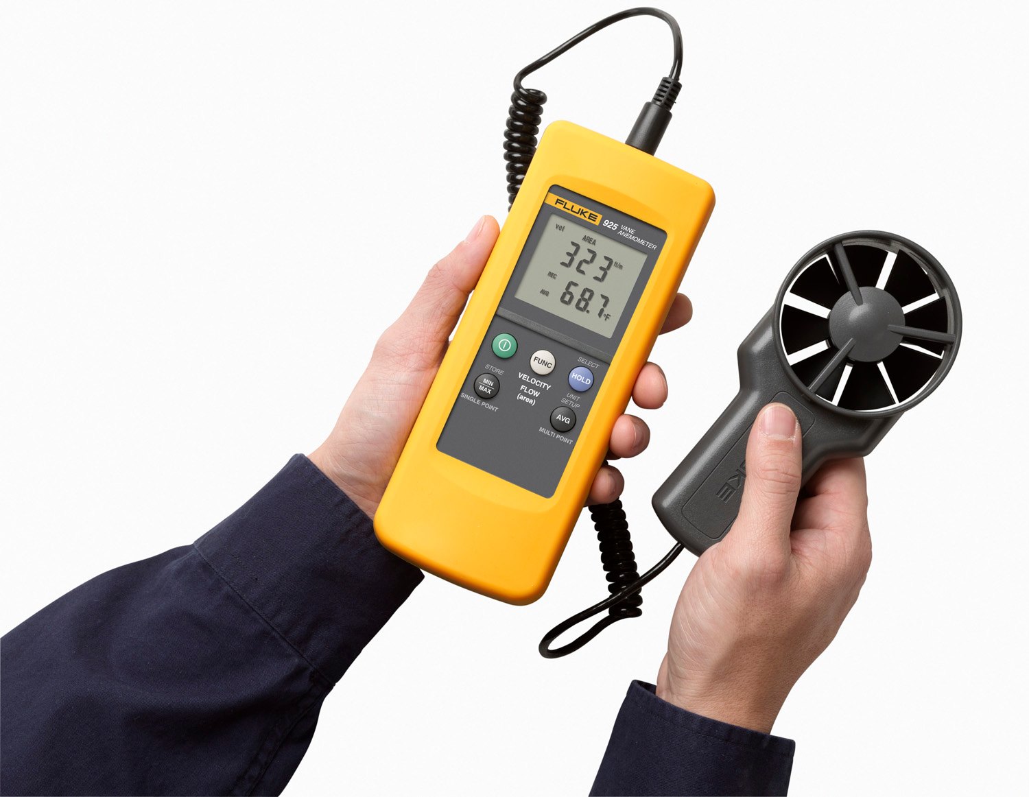 Fluke 925 - 본체와 풍속 센서를 양손에 들고 사용하는 모습