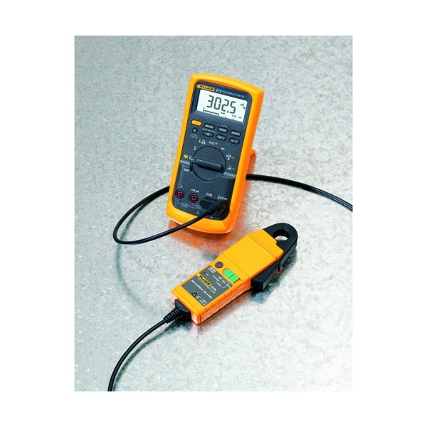 FLUKE I310S - 멀티미터에 전류 클램프를 연결해 사용하는 모습