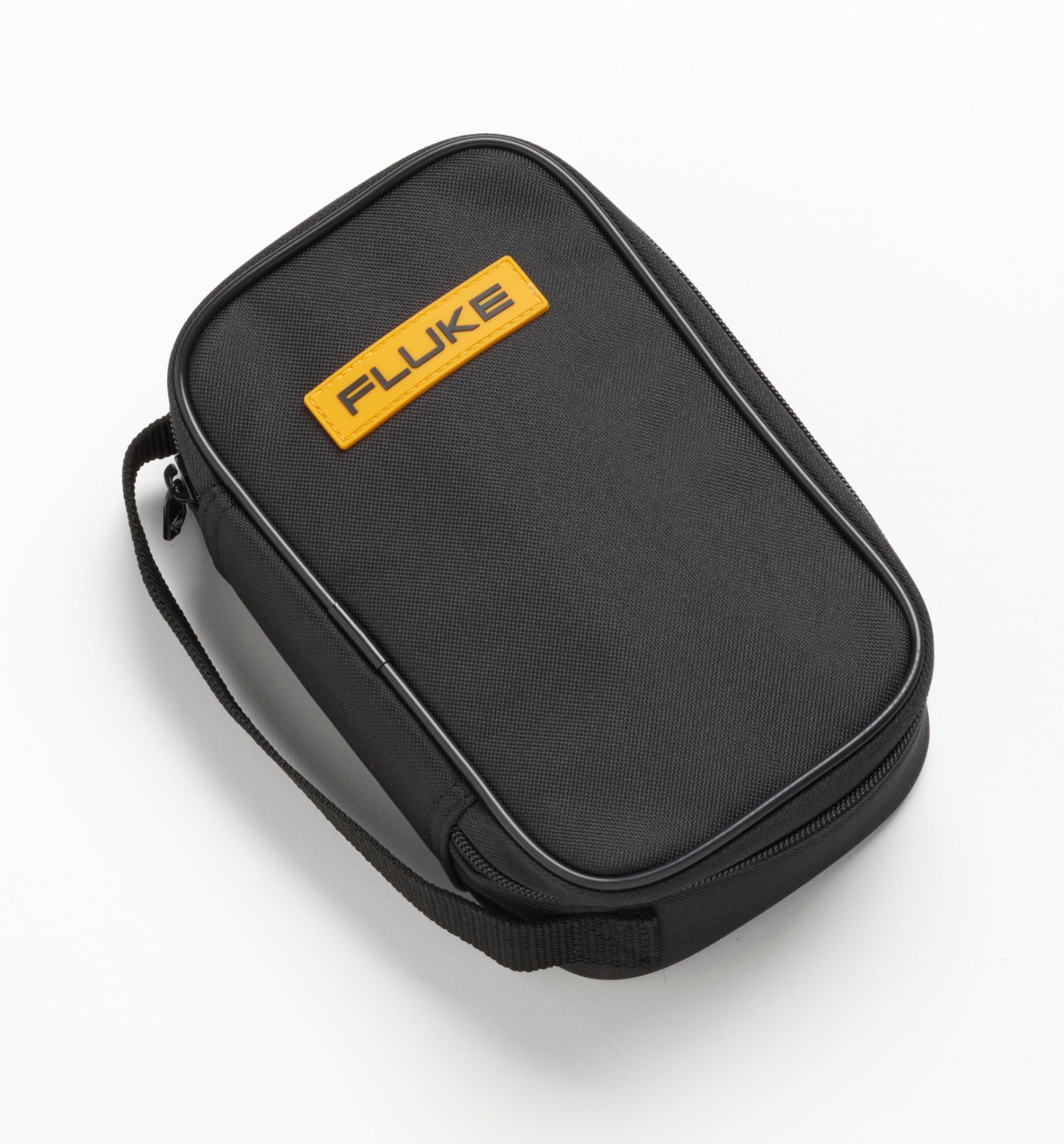 FLUKE C35 - 스트랩이 달린 소프트케이스를 비스듬히 본 모습