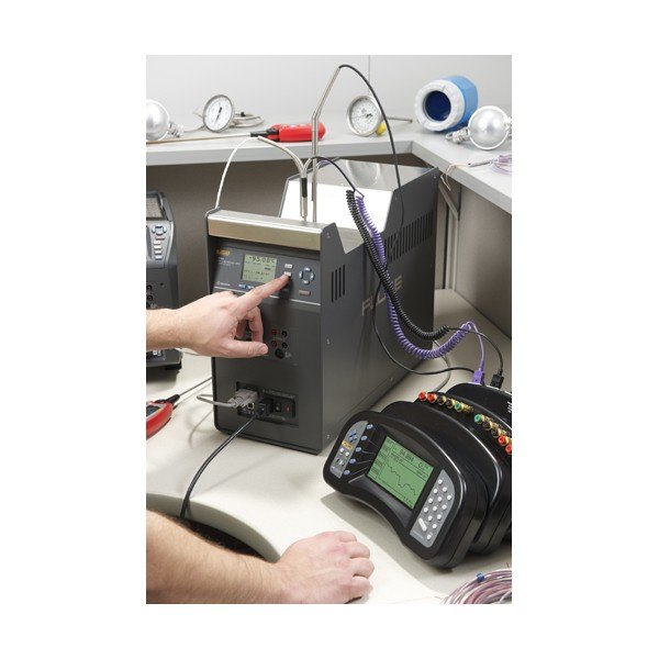 FLUKE CALIBRATION 9190A - 드라이웰에 센서를 꽂고 조작하는 교정 작업 모습