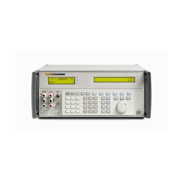 FLUKE CALIBRATION 5522A - 이중 표시창과 키패드, 출력 단자가 있는 교정기 전면