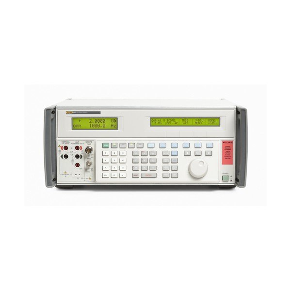 FLUKE CALIBRATION 5502A - 표시창과 키패드, 출력 단자가 있는 교정기 전면