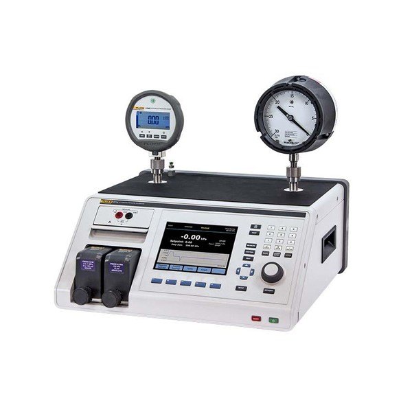 FLUKE CALIBRATION 2271A - 디지털 게이지와 아날로그 게이지를 연결해 비교하는 구성