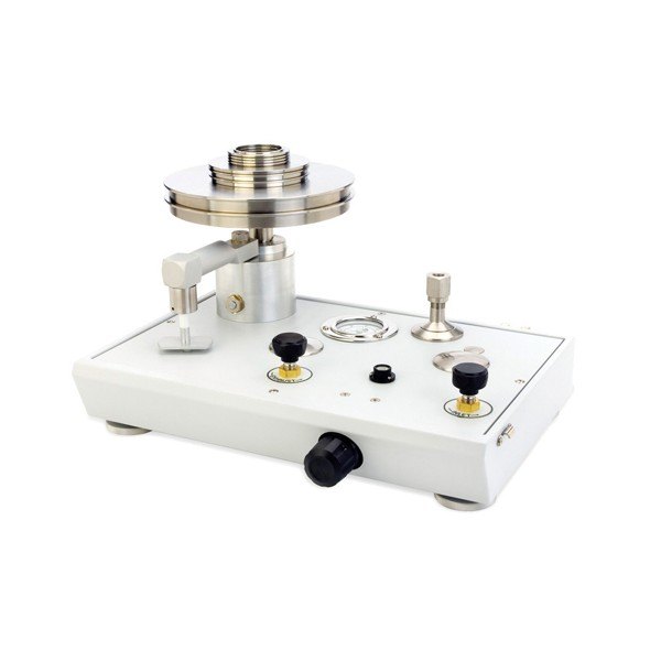 FLUKE CALIBRATION P3000 - 분동 받침과 노브가 있는 분동식 압력계를 비스듬히 본 모습