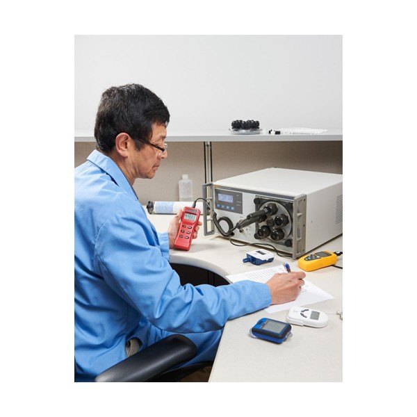 FLUKE CALIBRATION 5128A - 작업자가 습도 발생기를 두고 센서를 점검하는 모습