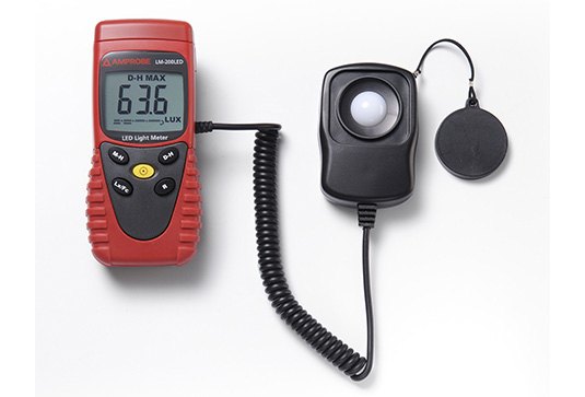 AMPROBE LM-200 LED - 표시창이 있는 조도계 본체와 코일 케이블 센서