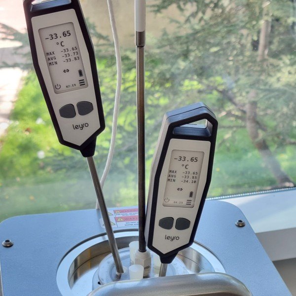 LEYRO INSTRUMENTS LDT100 - 온도계 두 대의 탐침을 시험 장비에 꽂아 비교하는 모습