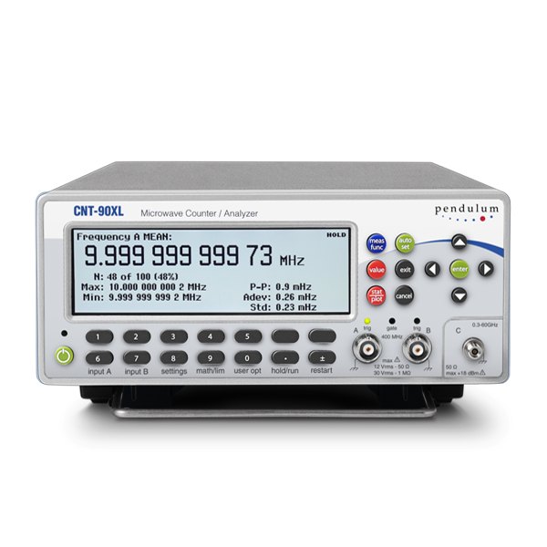 PENDULUM CNT-90XL - 주파수 측정값이 표시된 카운터 전면의 화면과 키패드