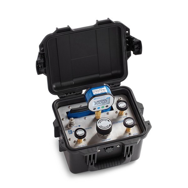 RALSTON INSTRUMENTS QTVC-EN-0000-0-0 - 케이스를 열면 게이지와 포트가 보이는 교정기 모습