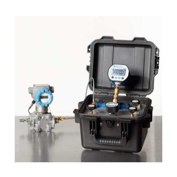 RALSTON INSTRUMENTS QTVC-EN-0000-0-0 - 케이스를 열고 압력 변환기 옆에서 사용하는 교정기 모습