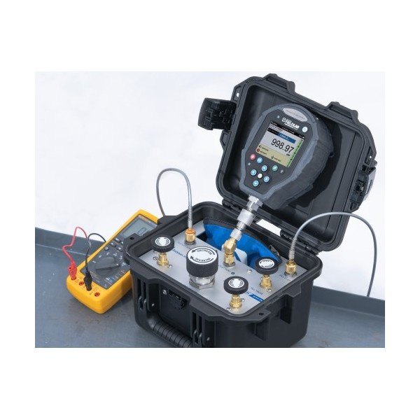 RALSTON INSTRUMENTS QTVC-EN-0000-0-0 - 케이스 안 교정기에 멀티미터를 연결한 모습