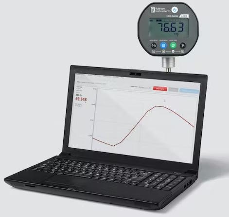 RALSTON INSTRUMENTS LC20-TA Digital Probe Thermometer - 온도계를 노트북에 연결해 측정 그래프를 확인하는 모습