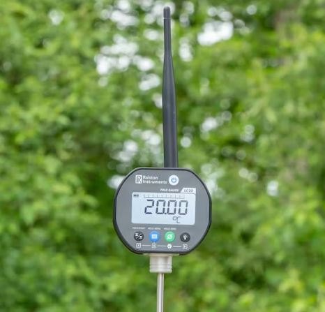 RALSTON INSTRUMENTS LC20-TA Digital Probe Thermometer - 야외에서 안테나를 세워 설치한 디지털 온도계 모습