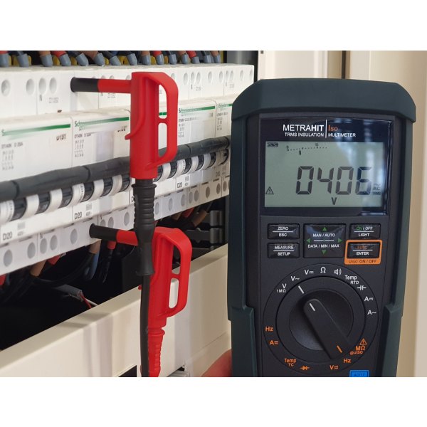ELECTRO-PJP MgP11_0-IEC - 어댑터를 꽂고 멀티미터로 측정하는 모습
