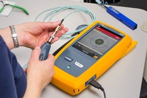 FLUKE NETWORKS FI-1000-KIT - 광커넥터 단면을 검사 장비 화면으로 확인하는 모습