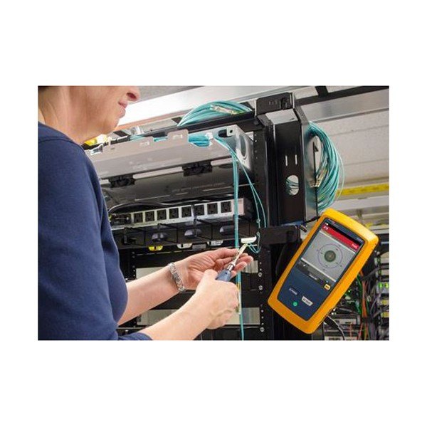 FLUKE NETWORKS FI-1000-KIT - 랙 장비 앞에서 광 커넥터를 점검하는 작업자 모습