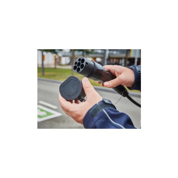 FLUKE FEV300 - 충전 커넥터 단자부와 어댑터를 손에 든 모습