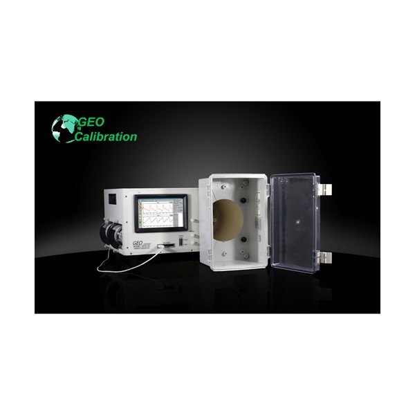 GEO CALIBRATION 2015-TS - 챔버 도어를 열고 케이블을 연결한 습도 발생기