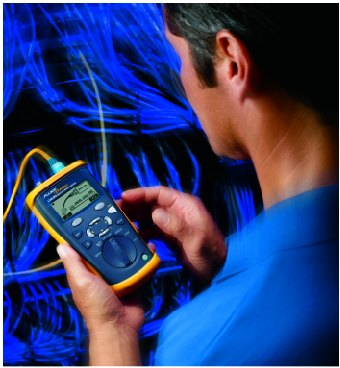 FLUKE NETWORKS CIQ-100 / CIQ-KIT - 작업자가 케이블 검사기를 손에 들고 확인하는 모습