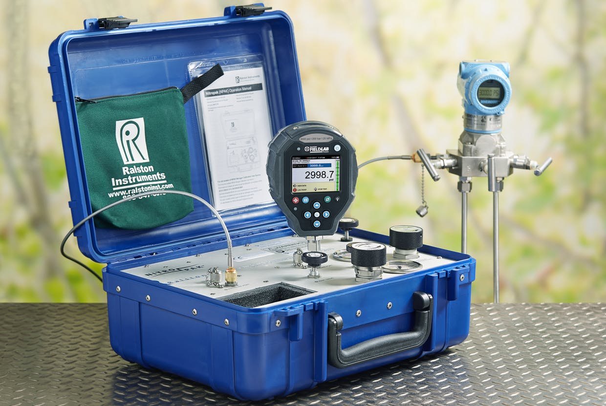 RALSTON INSTRUMENTS NPAK - 휴대용 케이스형 압력 교정기를 현장에서 사용하는 모습