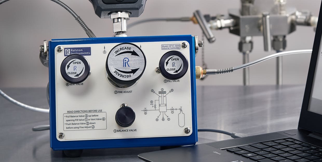 RALSTON INSTRUMENTS QTVC - 게이지와 조절 노브가 있는 압력 컨트롤러 전면부