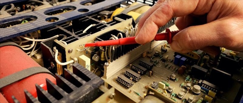 ELECTRO-PJP 404-890 - 회로 기판의 부품에 테스트 클립을 걸어 측정하는 모습