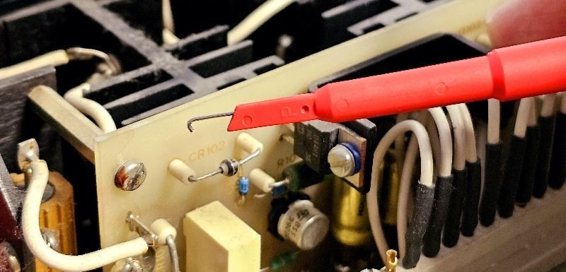 ELECTRO-PJP 404-890 - 기판의 부품 단자에 테스트 클립을 연결한 모습