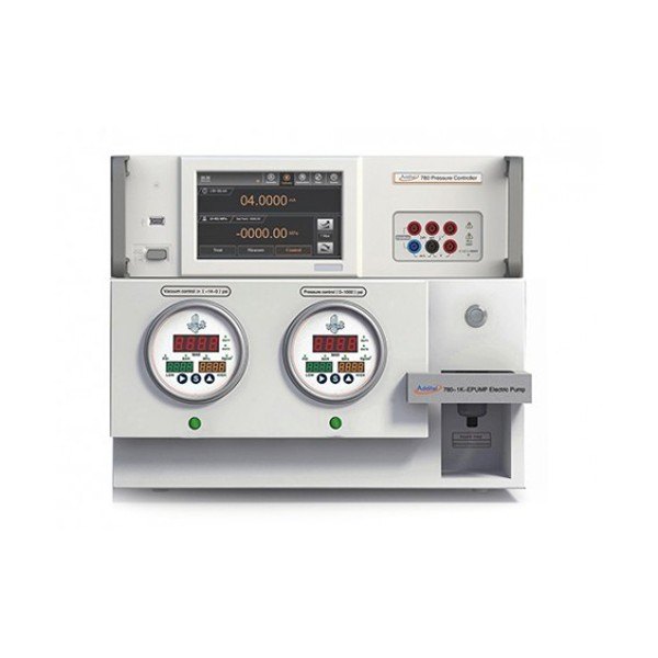 ADDITEL ADT780-1K-EPUMP - 게이지와 화면이 있는 전면 패널 모습