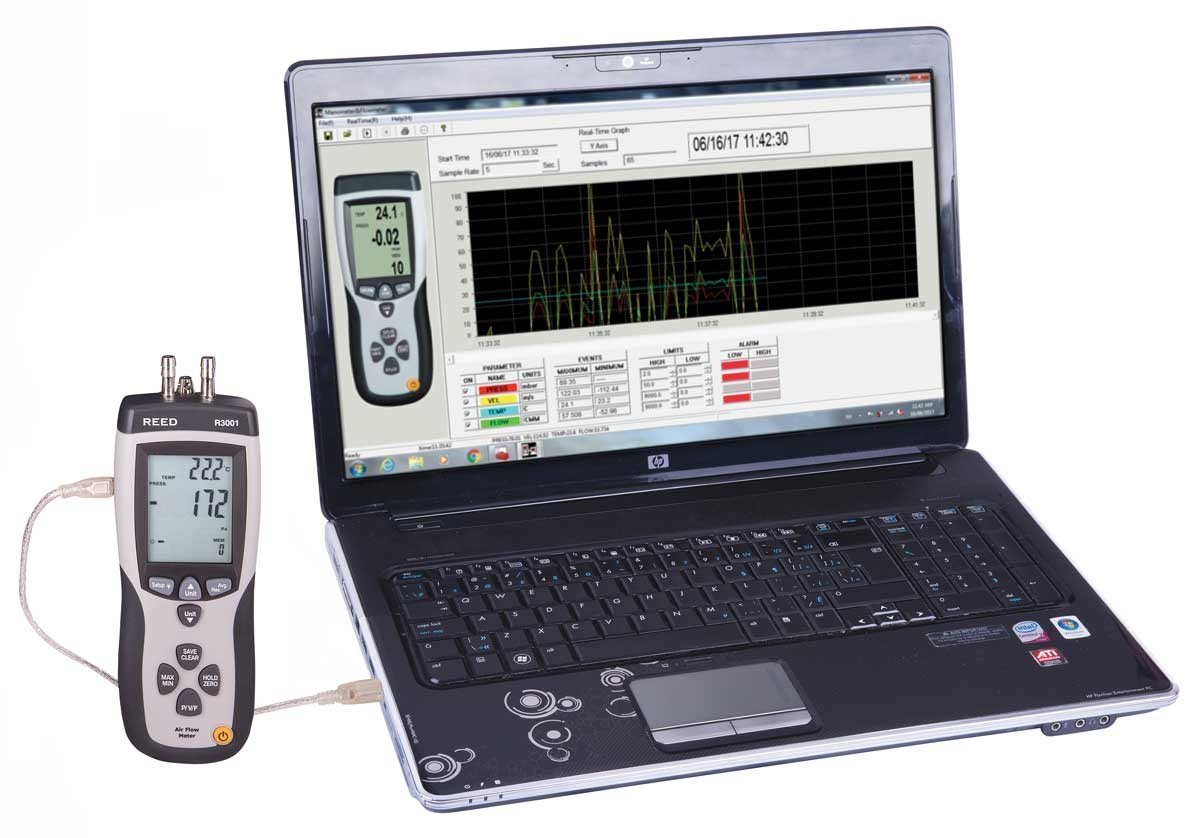 REED INSTRUMENTS R3001 - 차압계를 노트북에 연결해 데이터를 확인하는 모습
