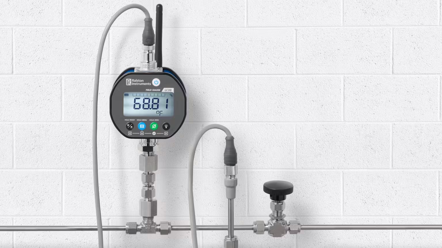 RALSTON INSTRUMENTS Pressure / Temperature Field Gauge LC20 - 배관에 디지털 게이지를 설치한 모습