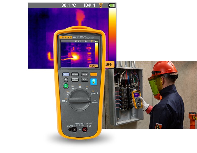 FLUKE 279FC/IFLEX - 열화상 화면을 보며 배전반을 점검하는 작업자의 모습