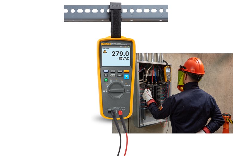 FLUKE 279FC/IFLEX - 배전반 점검 중 멀티미터를 DIN 레일에 걸어 사용하는 모습