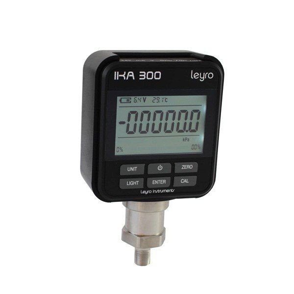 LEYRO INSTRUMENTS IKA300 - 표시창과 조작 버튼, 압력 연결부가 보이는 정밀 게이지 전면