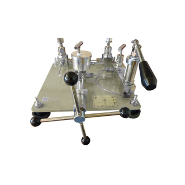 LEYRO INSTRUMENTS LPC7000 - 레버와 여러 밸브가 달린 대형 압력 비교 교정 펌프