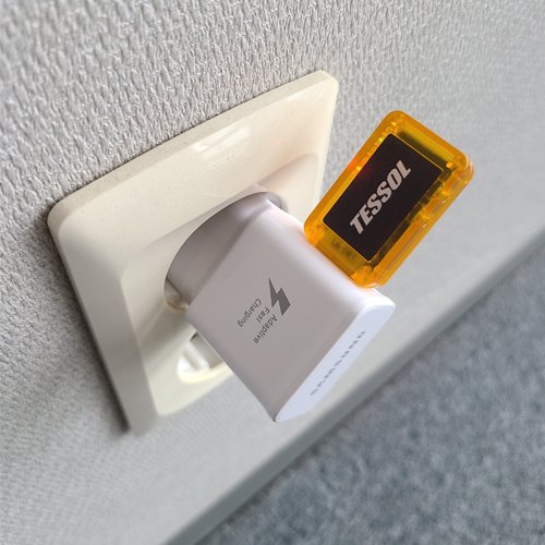 TESSOL XBTU - USB 충전 어댑터에 무선 USB 스틱을 꽂아 사용한 모습