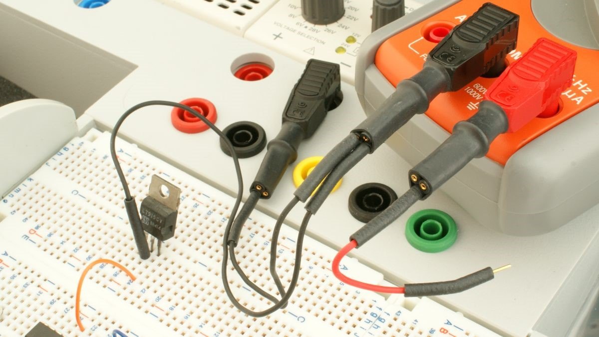 ELECTRO-PJP 209078-M-M - 브레드보드 회로에 테스트 리드를 연결해 측정하는 모습
