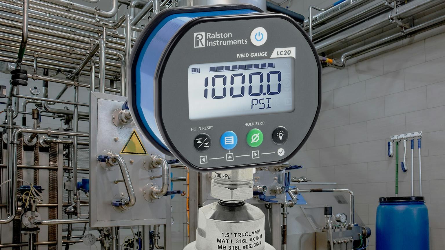 RALSTON INSTRUMENTS LC20 Digital Sanitary Pressure Gauge - 배관 설비에 압력게이지를 설치한 현장 모습
